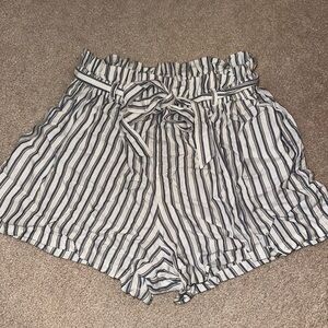 Flowy hollister paperbag tied shorts
